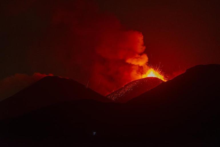 Etna Yanardağında büyük patlama Görüntüler korkuttu