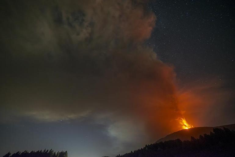 Etna Yanardağında büyük patlama Görüntüler korkuttu