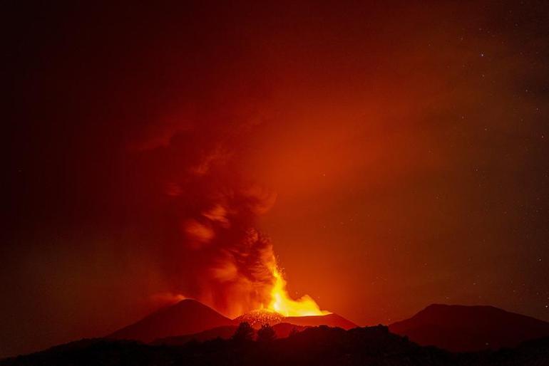 Etna Yanardağında büyük patlama Görüntüler korkuttu