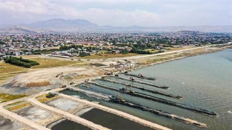 Van Gölünde temizlik çalışmaları devam ediyor: 1 milyon 950 metreküp balçık ve dip çamuru çıkarıldı