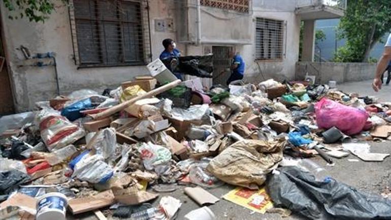 Çöp evi temizlemeye giren temizlik işçisi fenalaştı 8 kamyonet çöp çıkarıldı