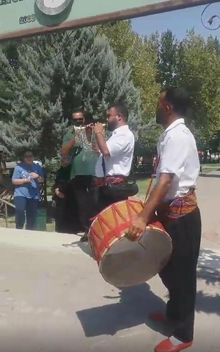 Gaziantepte direksiyon sınavını geçen eşine davul zurnalı sürpriz yaptı