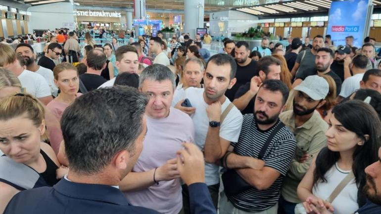 Seferleri iptal edilen Karadağ yolcuları iki gündür İstanbul Havalimanında bekliyor: Yolcular protesto ediyor