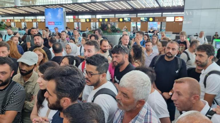 Seferleri iptal edilen Karadağ yolcuları iki gündür İstanbul Havalimanında bekliyor: Yolcular protesto ediyor