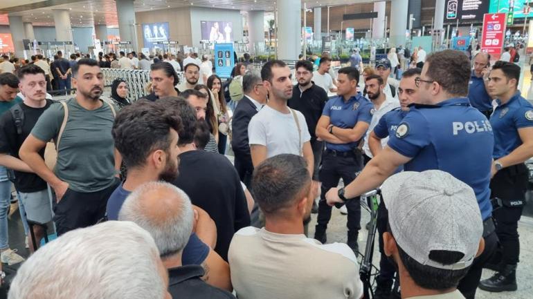 Seferleri iptal edilen Karadağ yolcuları iki gündür İstanbul Havalimanında bekliyor: Yolcular protesto ediyor