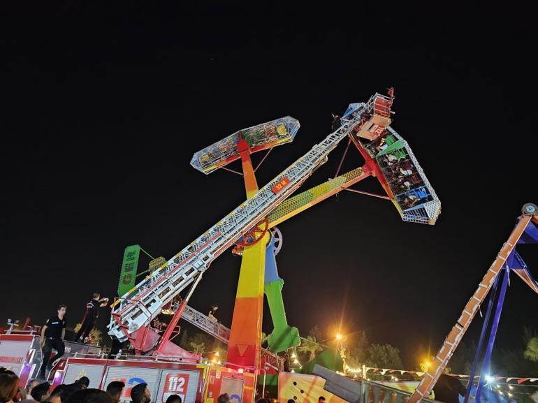 Lunaparkta panik: Bir saat boyunca baş aşağı havada asılı kaldılar