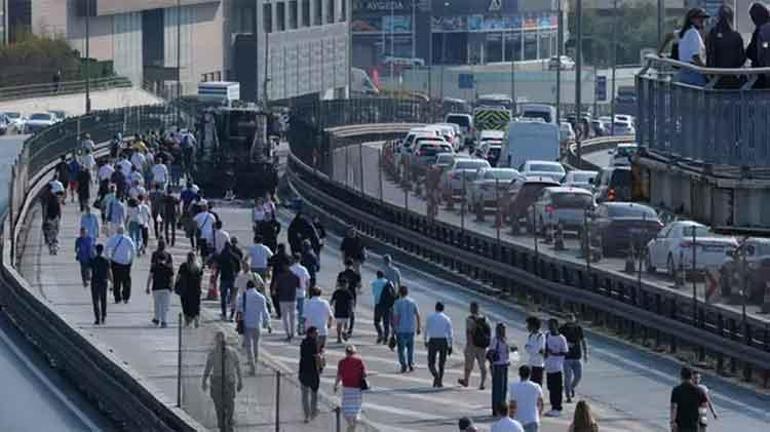 Küçükçekmecede metrobüsler çarpıştı 1 can kaybı, 38 yaralı