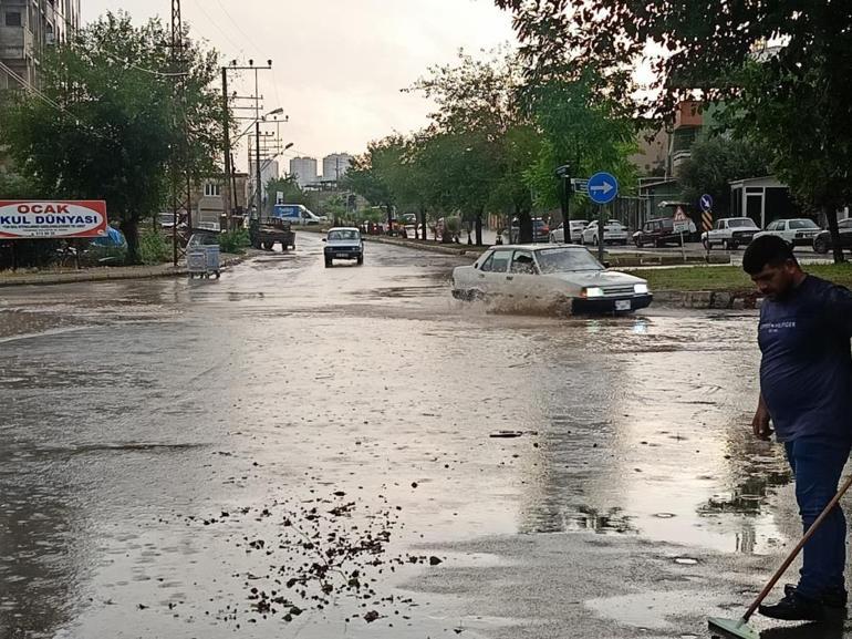 Adana’da 1 saat yağan yağmur hayatı felç etti