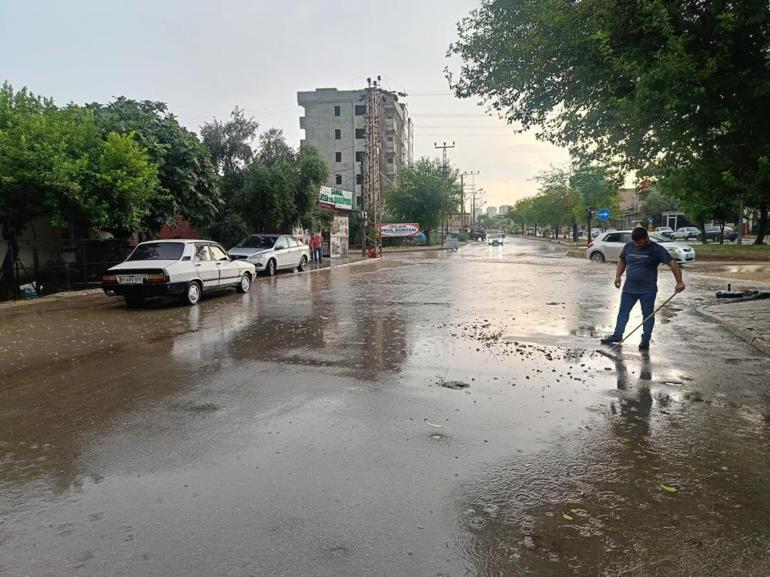 Adana’da 1 saat yağan yağmur hayatı felç etti