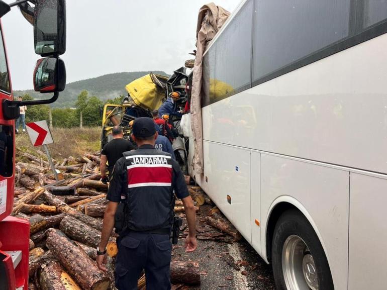 Yolcu otobüsü, tomruk yüklü kamyonla çarpıştı: 2 ölü, 23 yaralı