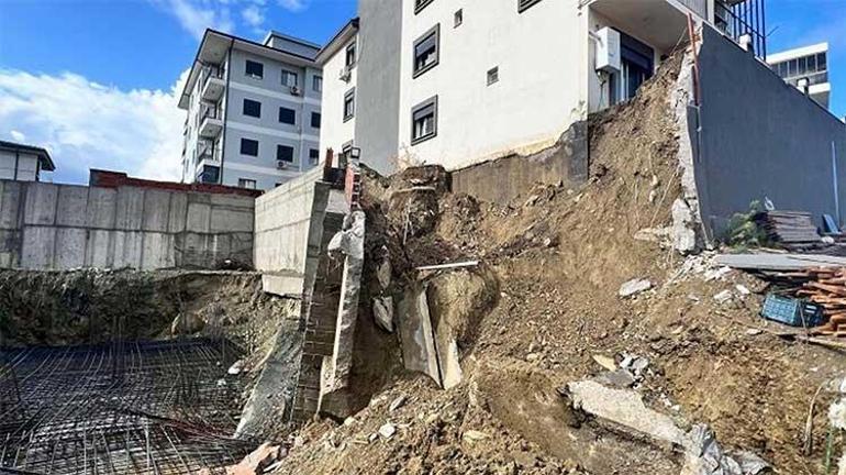 İzmiri sağanak vurdu  Yol çöktü, araçlar suda mahsur kaldı