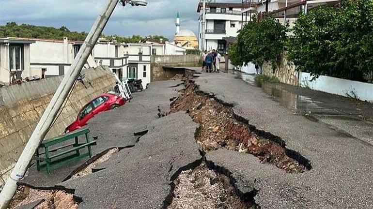 İzmiri sağanak vurdu  Yol çöktü, araçlar suda mahsur kaldı