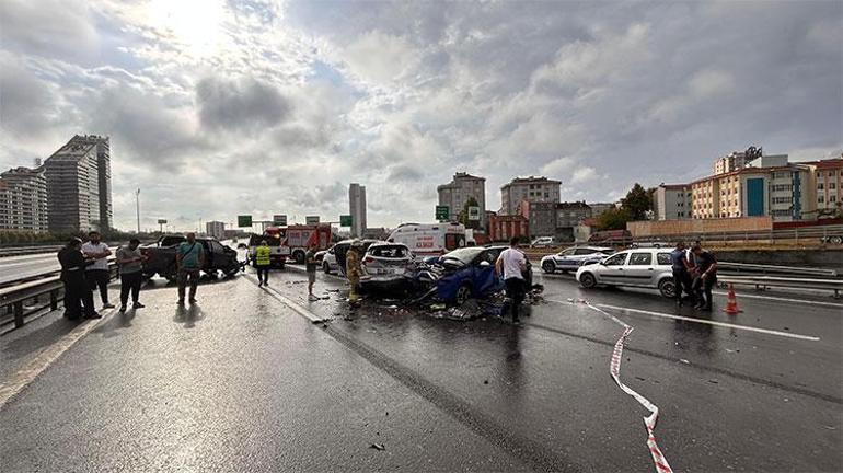 Bağcılarda 8 araç birbirine girdi Ölü ve yaralılar var