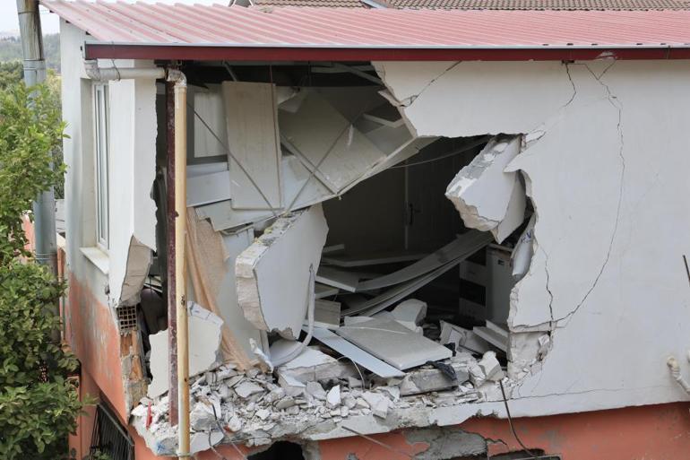 Adanada freni patlayan çöp kamyonu eve daldı: 1 kişi yaralı