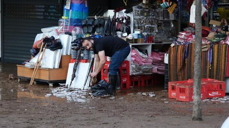 Trabzonda sel suları çekildi, ilçe çamur deryasına döndü