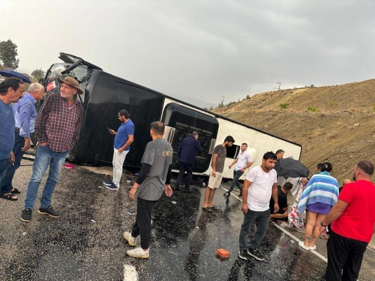 Antalyada yolcu otobüsü devrildi Çok sayıda yaralı var