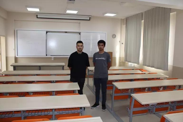 2 öğrenciye 17 hoca Fakültede dersler akıcı geçiyor