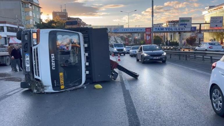 İş makinesi taşıyan kamyonet devrildi, trafik durma noktasına geldi