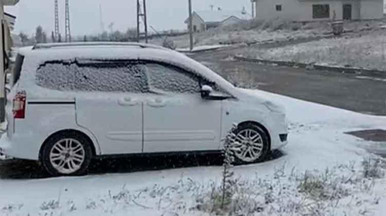 Van’ın Başkale ilçesinde etkili olan kar yağışından dolayı çok sayıda araç yolda mahsur kaldı.2400 rakımla Türkiye'nin en yüksek yerleşim yeri olan Başkale'de sabah saatlerinde etkili olan kar yağışı hayatı olumsuz etkiledi.