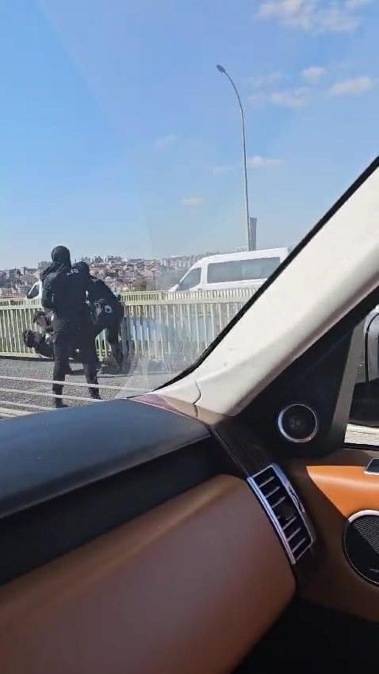 Polis Haliç Köprüsünde intihar etmek isteyen kişiyi son anda yakaladı