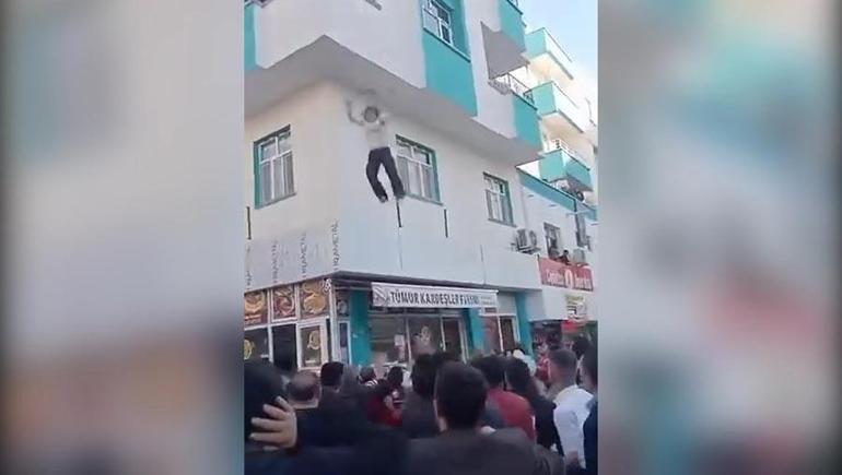 Şanlıurfada korku dolu anlar Yangında balkonda mahsur kalan genç kız ve çocuk battaniyeye atlayarak kurtuldu