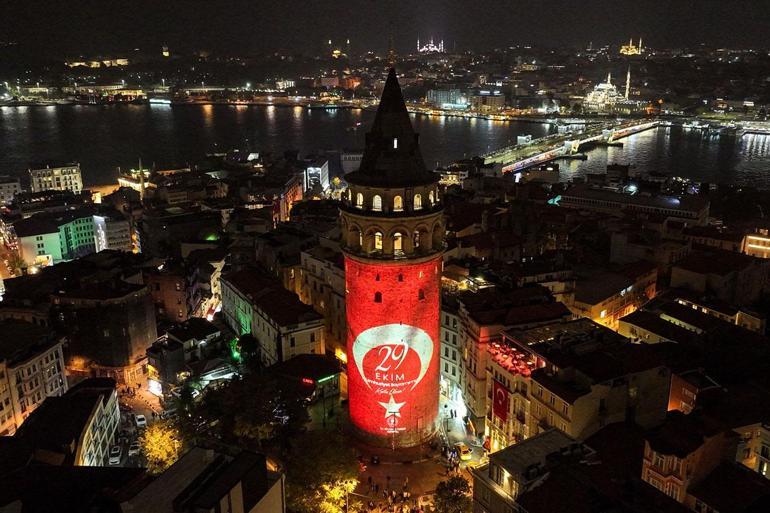 Türkiye Cumhuriyetinin 101. yıl dönümünde Galata Kulesine Türk Bayrağı yansıtıldı