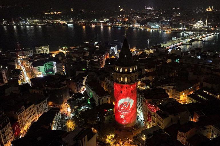 Türkiye Cumhuriyetinin 101. yıl dönümünde Galata Kulesine Türk Bayrağı yansıtıldı