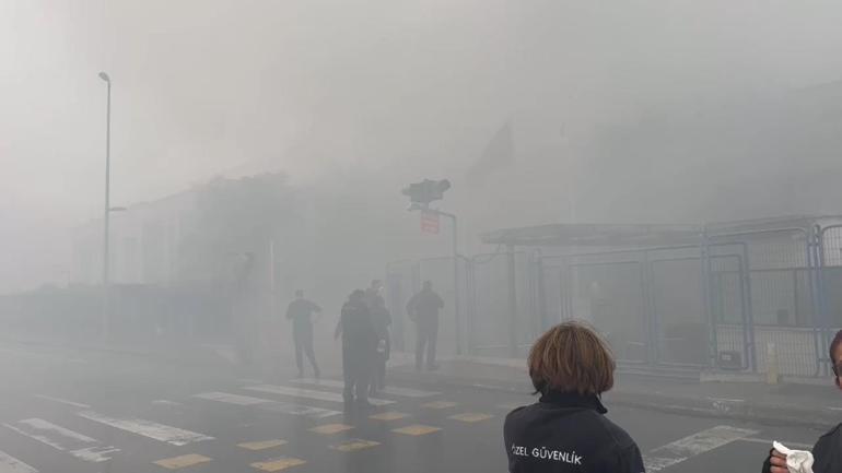 Esenyurtta sağlık malzemeleri üreten fabrikada yangın çıktı