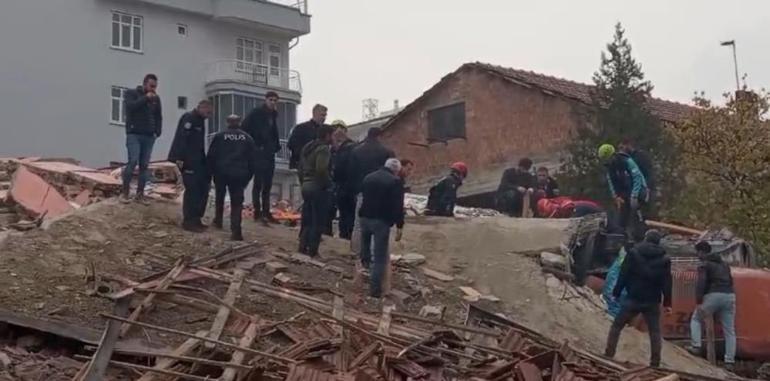 Malatyada hasarlı binada yıkım sırasında göçük meydana geldi