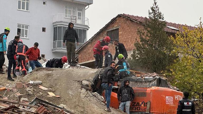 Malatyada hasarlı binada yıkım sırasında göçük meydana geldi