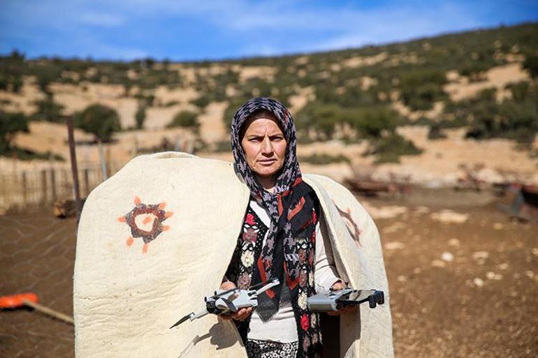 Antalyada kadın çoban, sürüsünün takibini dronla yapıyor