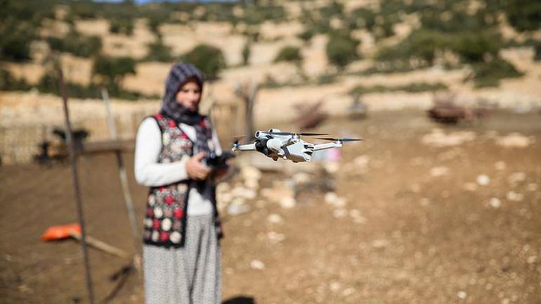 Antalyada kadın çoban, sürüsünün takibini dronla yapıyor