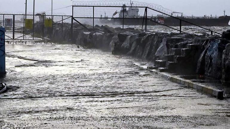 Avcılarda fırtına denizi taşırdı Dalgalar 5 metre yükseldi