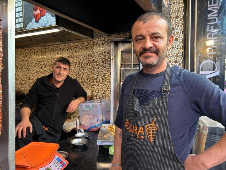 İzmirde durduk yere kadına çelme takan şahsa esnaftan meydan dayağı