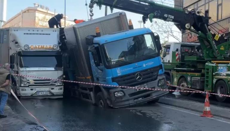 İstanbul Güngörende yol çöktü kamyonlar çukura düştü