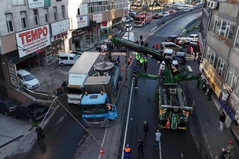 İstanbul Güngörende yol çöktü kamyonlar çukura düştü