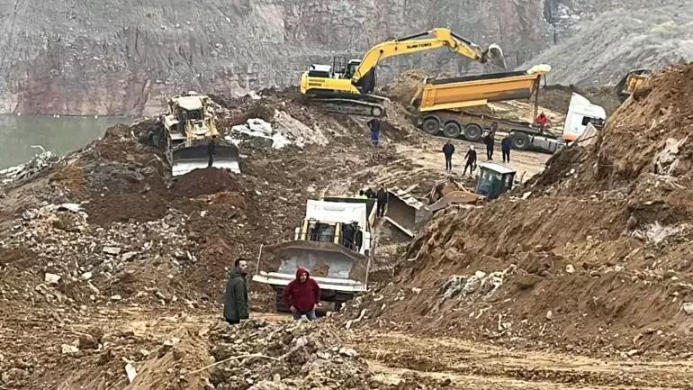 Kocaelide toprak kayması Kepçe ve kamyonlar sürüklendi