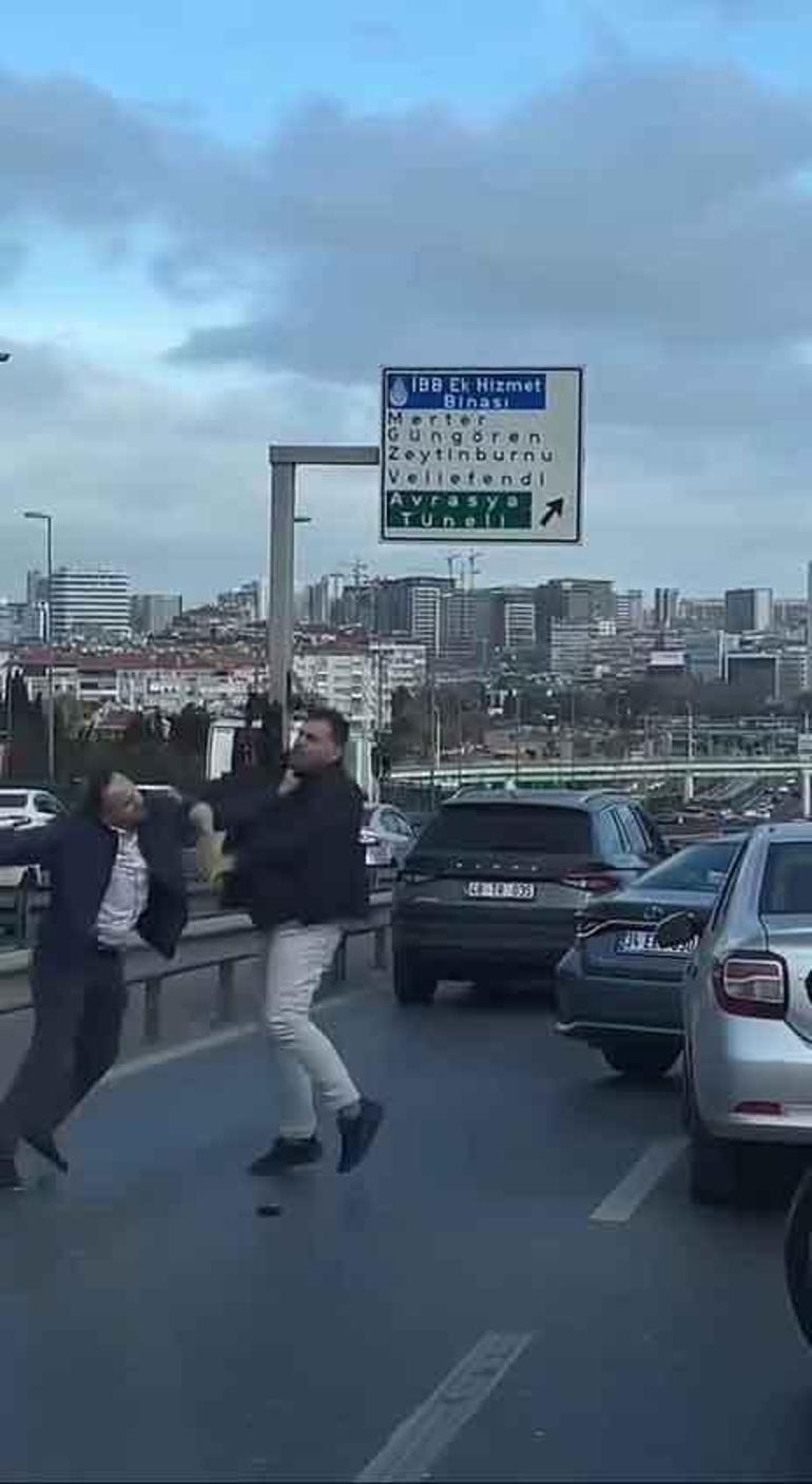 Bakırköyde sürücülerin tekmeli yumruklu kavgası kamerada