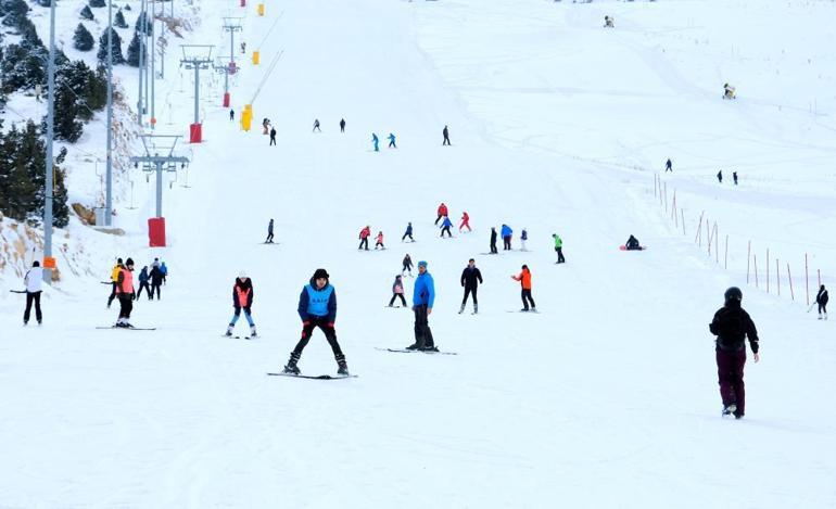 Erzincanda kayak severler Ergan Dağına akın etti