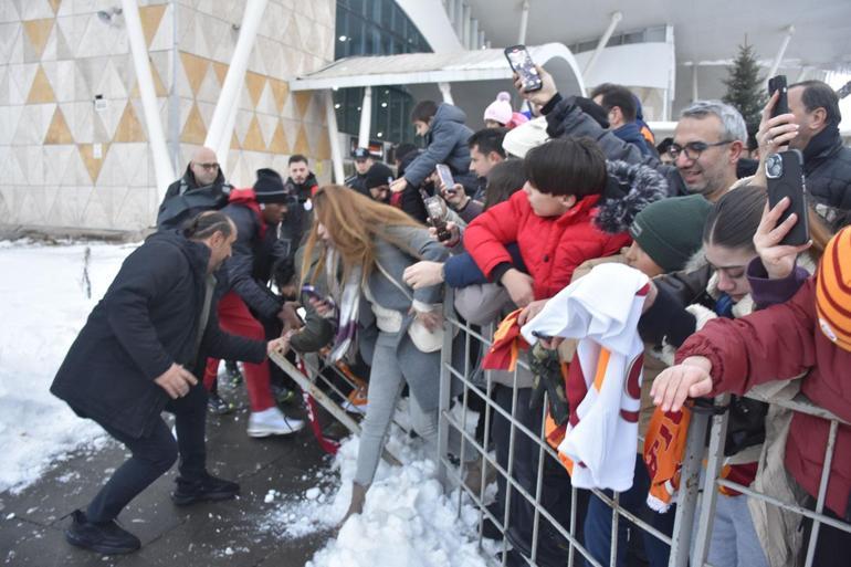 Galatasaray Sivas maçı öncesi taraftarlar az kalsın Osimheni sakatlıyordu