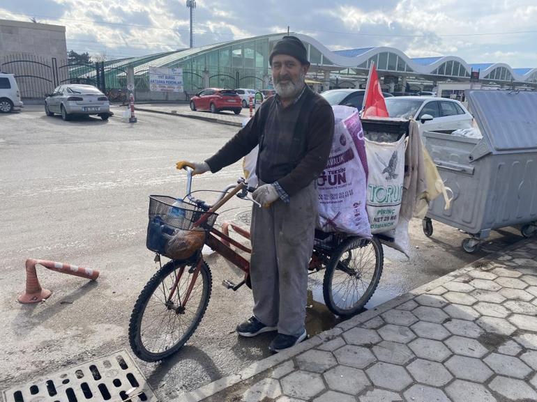 Eskişehirde geri dönüşüm işçisi çöpte bulduğu Türk bayraklarını bisikletine asıyor