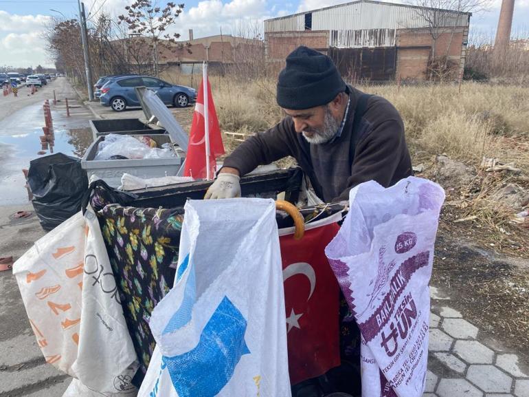 Eskişehirde geri dönüşüm işçisi çöpte bulduğu Türk bayraklarını bisikletine asıyor