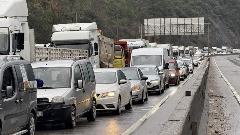 Sakarya D-650 karayolundaki kaza trafiği felç etti Tır sollama yaptı