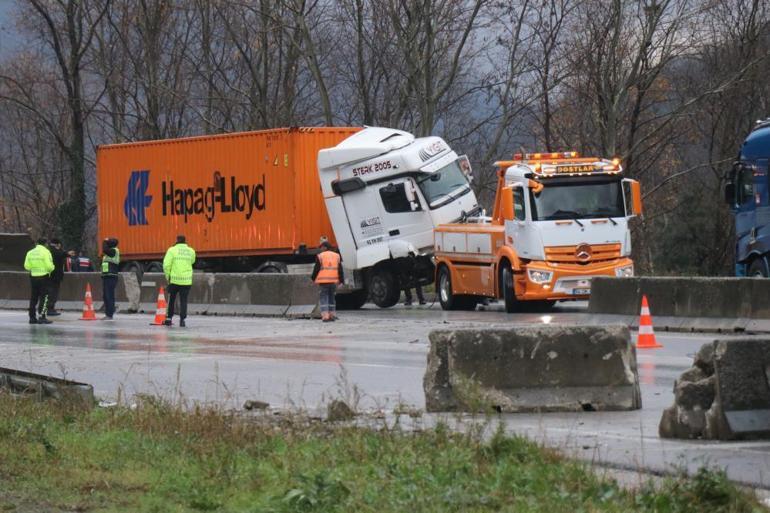 Sakarya D-650 karayolundaki kaza trafiği felç etti Tır sollama yaptı