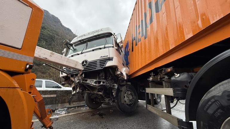 Sakarya D-650 karayolundaki kaza trafiği felç etti Tır sollama yaptı