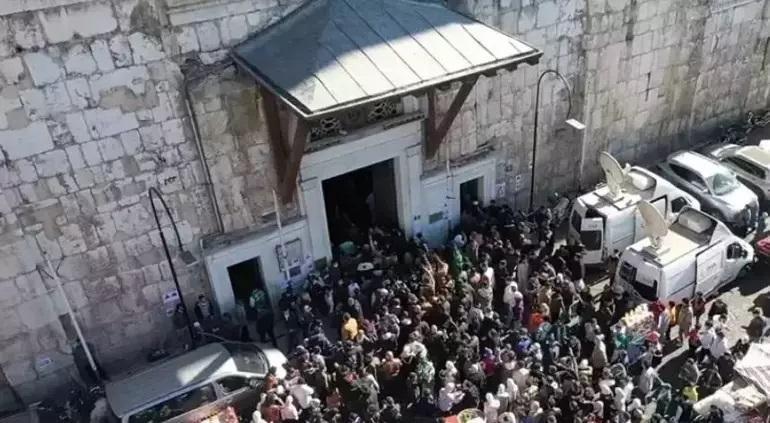 Suriyede tarihi gün Halk Emevi Camisinde cuma namazı kıldı