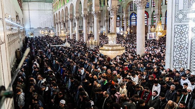 Suriyede tarihi gün Halk Emevi Camisinde cuma namazı kıldı