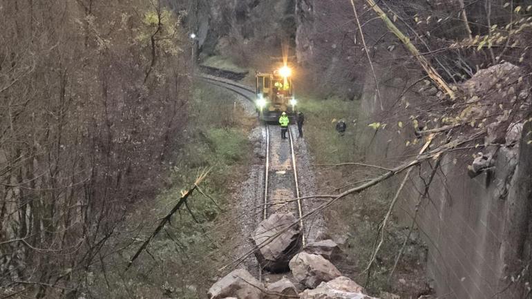 Karabükte heyelan nedeniyle demir yolu ulaşıma kapandı