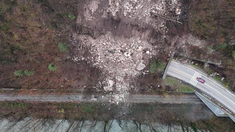 Karabükte heyelan nedeniyle demir yolu ulaşıma kapandı