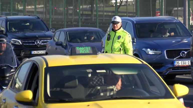 TIRın dorsesi üst geçitten geçemedi trafik kilometrelerce uzadı